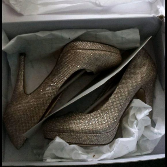 NEW/LIKE NEW - Glitzy heels with matching bag - Picture 3 of 5